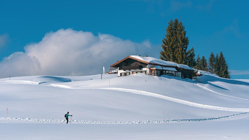 Hébergement près de la station de ski de Plaine-Joux ; lequel choisir ?