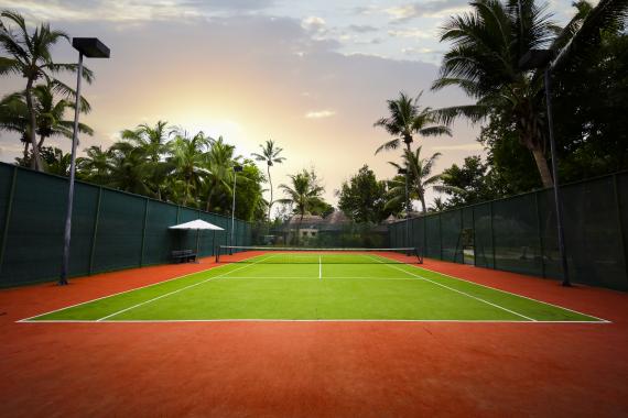 Court de tennis : en moquette aiguilletée, en résine synthétique ou en béton poreux ?