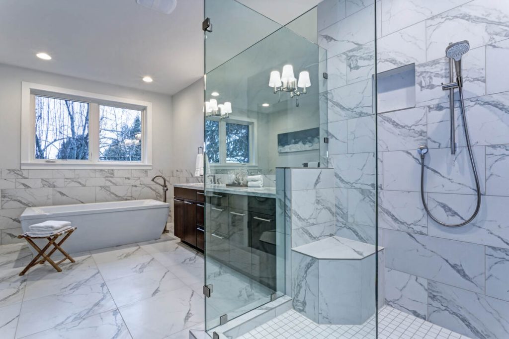 DIY : comment installer des carreaux pour une cabine de douche