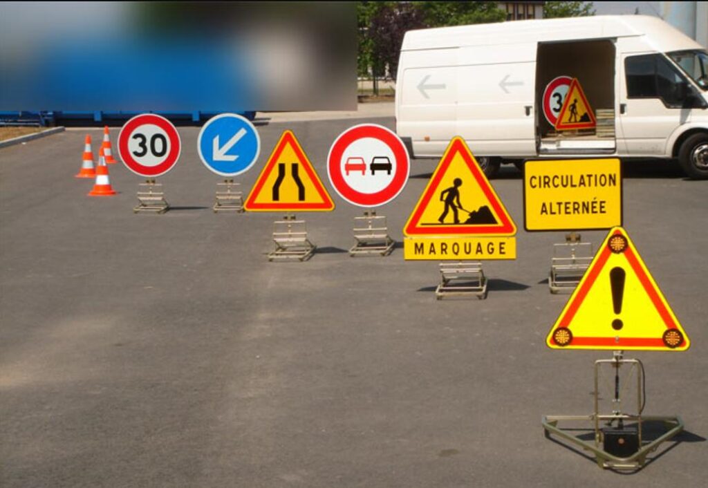 Installation de panneaux de signalisation