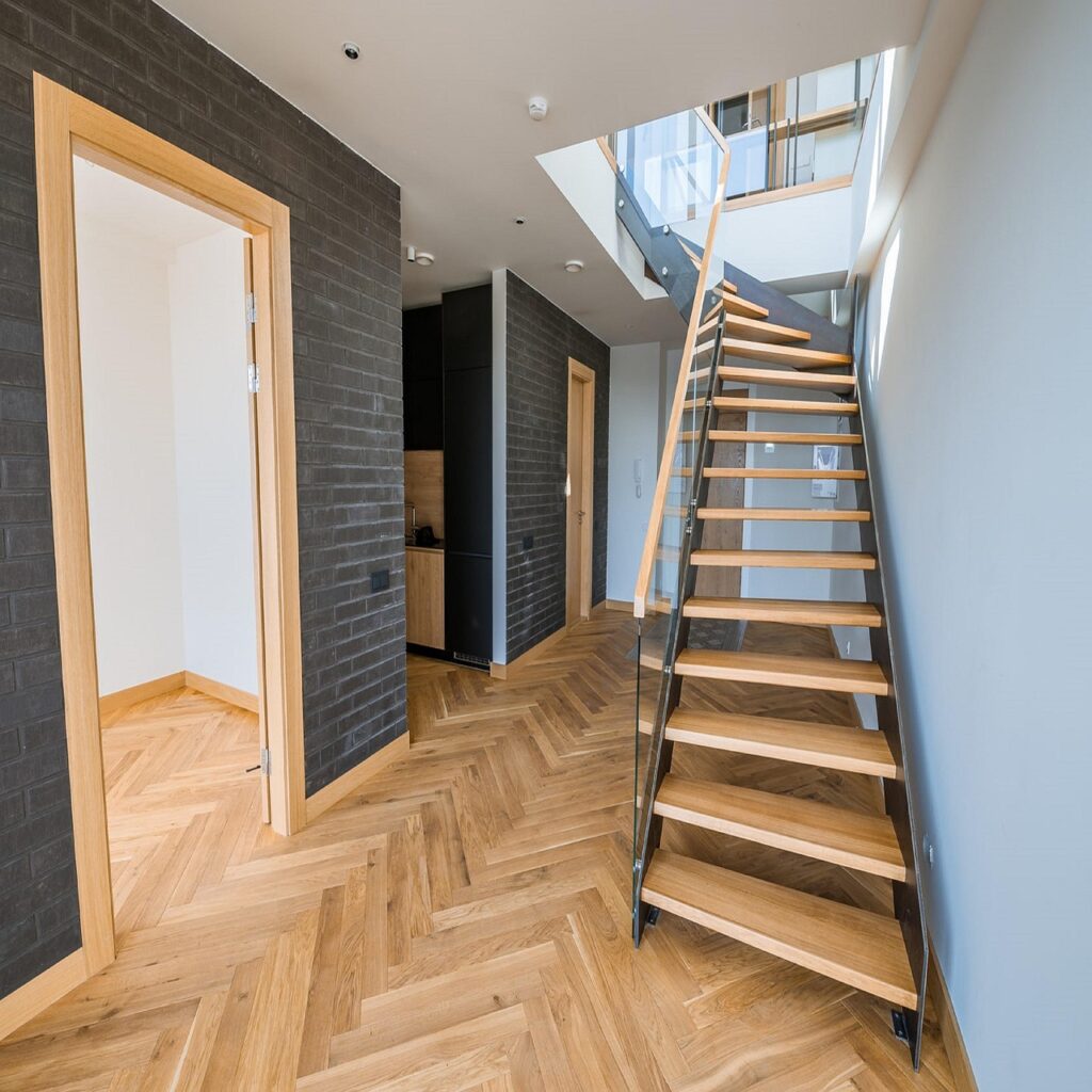 découvrez notre gamme de revêtements de sol personnalisés, alliant style et fonctionnalité. transformez votre espace avec des solutions sur mesure qui répondent à vos besoins esthétiques et pratiques.