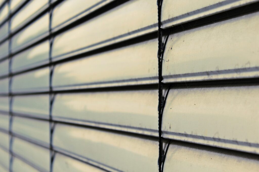 découvrez nos volets roulants, alliant sécurité, isolation et esthétisme pour votre maison. profitez d'une protection optimale contre les intempéries et les intrusions, tout en bénéficiant d'un confort thermique et acoustique inégalé. nos modèles sont personnalisables en fonction de vos besoins et s'intègrent harmonieusement dans votre décoration intérieure.