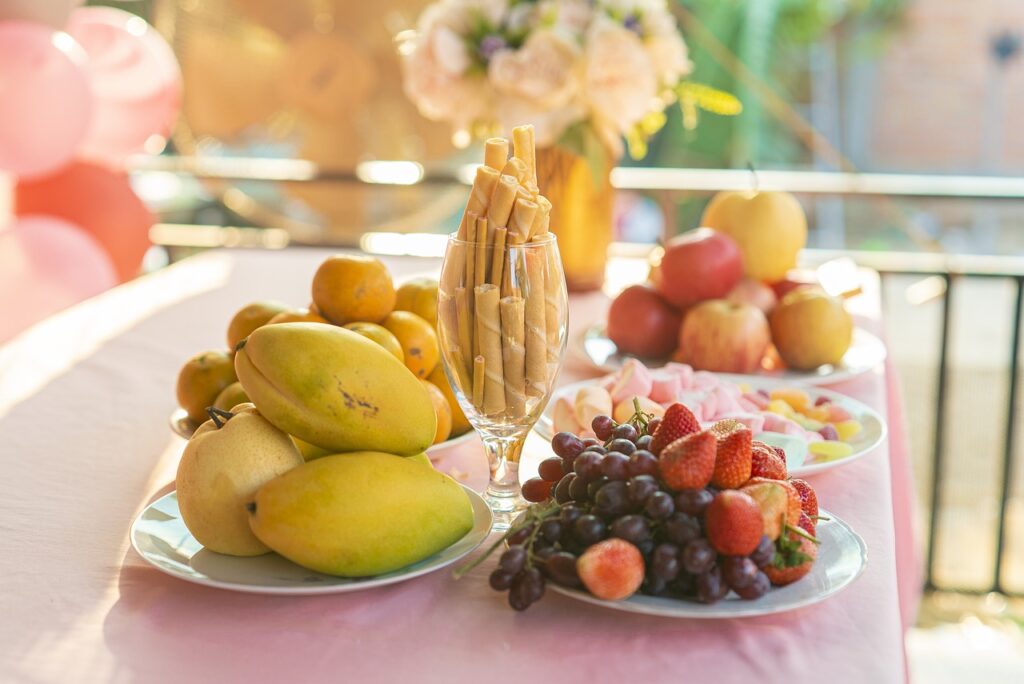 découvrez des idées originales pour un buffet de baptême qui ravira vos invités. du sucré au salé, trouvez des inspirations de plats, de présentations et de décorations pour faire de cet événement un moment mémorable.