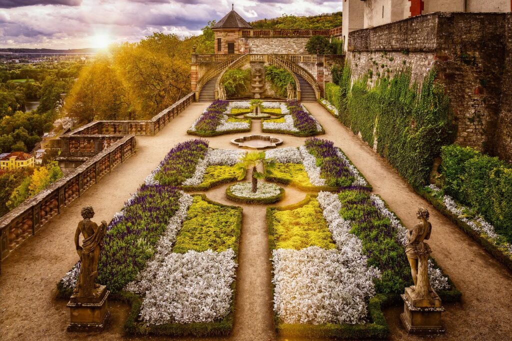 découvrez comment aménager un jardin en terrasses pour optimiser l'espace, créer des zones de détente et sublimer votre extérieur avec des plantations variées.