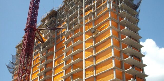 découvrez nos grues mobiles performantes, idéales pour vos travaux de levage en toute sécurité et efficacité sur chantier.