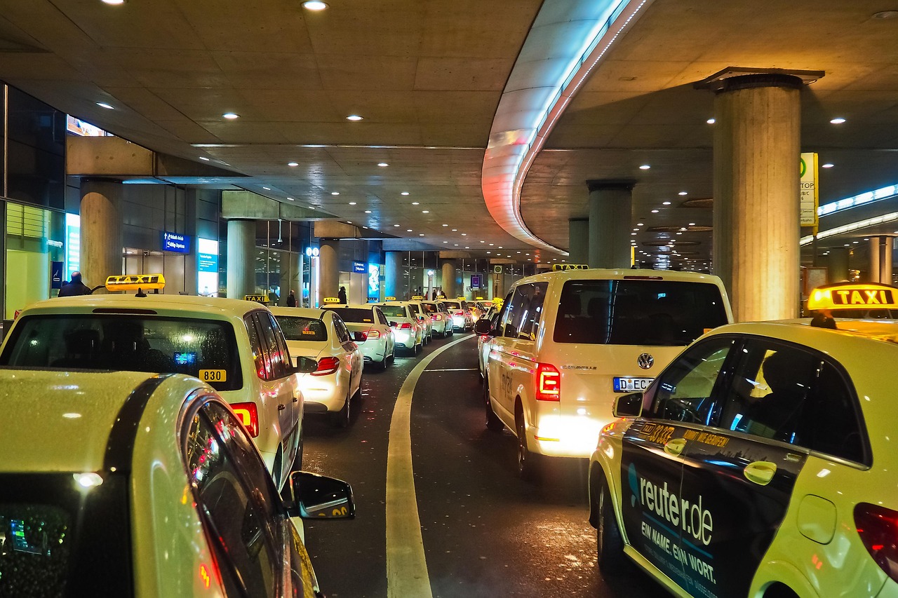 réservez facilement un taxi d'aéroport fiable et confortable pour vos trajets vers et depuis l'aéroport. service rapide, prix compétitifs et chauffeurs professionnels disponibles 24h/24.