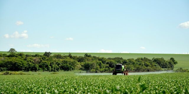 découvrez les tracteurs autonomes, une innovation révolutionnaire qui optimise l'agriculture grâce à la technologie avancée pour un travail plus efficace et durable.