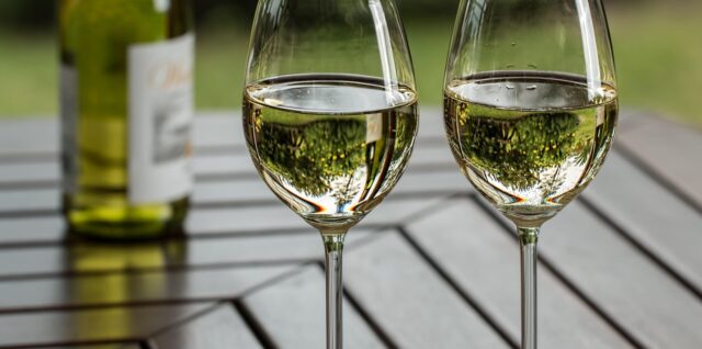 découvrez l'art d'associer les mets et les vins pour sublimer chaque repas grâce à nos conseils experts de food and wine pairing.