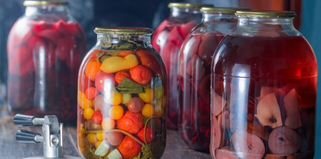 découvrez l'art de la mise en conserve maison pour préserver vos fruits et légumes en toute saison. conseils, recettes et astuces pour réussir vos conserves facilement.