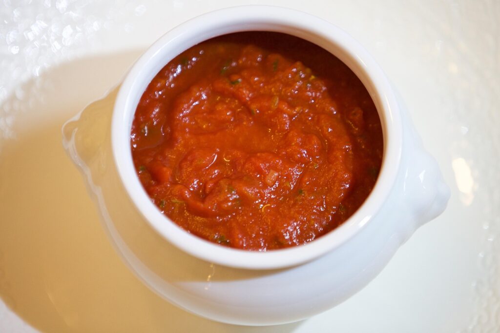 découvrez les sauces mères, les bases incontournables de la cuisine classique française pour sublimer vos plats.