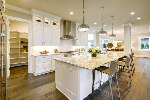 Cuisine sur mesure haute de gamme : conception et pose
