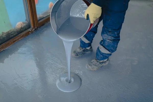Application de peinture époxy de sol : dosage du durcisseur et temps de séchage optimal