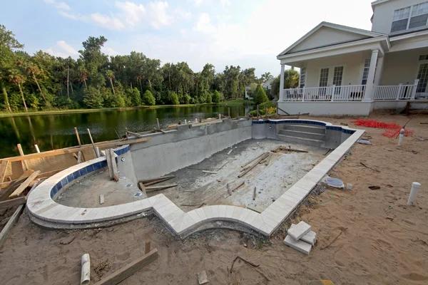 Comment planifier la construction de piscines pour en profiter dès les beaux jours ?