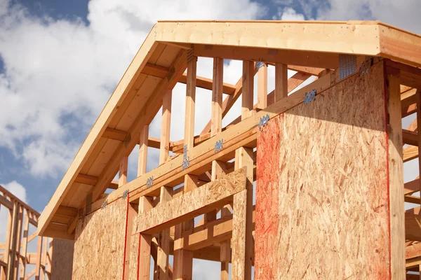 Construire en ossature bois : durabilité, isolation et erreurs à éviter