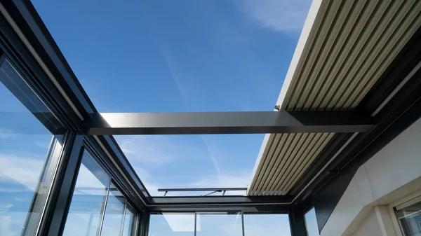 Pergola avec parois vitrées coulissantes : transformer son abri en jardin d’hiver
