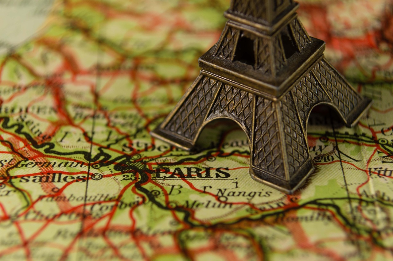 apportez une touche d’aventure à votre intérieur avec une décoration inspirée des cartes routières, idéale pour les passionnés de voyage.