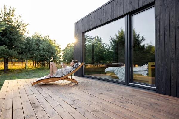 Comment poser les lambourdes sur plots pour une terrasse en bois parfaitement stable ?