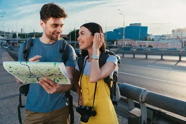 Le retour de la « slow navigation » : voyager sans GPS juste avec une carte routière